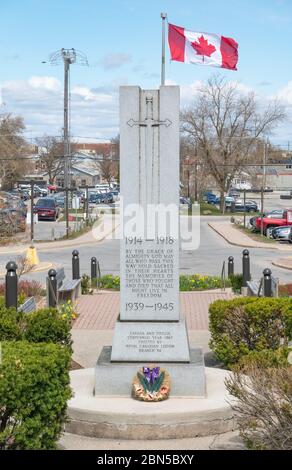 Cenotaph commemorare coloro che hanno perso la vita durante entrambe le guerre mondiali sul terreno del Soldiers Memorial Hospital a Orillia Ontario Canada. Foto Stock