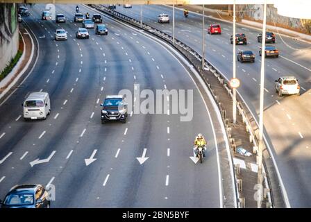 San Paolo, San Paolo, Brasile. 12 maggio 2020. (INT) situazione del traffico a San Paolo. 12 maggio 2020, Sao Paulo, Brasile: Il flusso di traffico su Avenida 23 de Maio, Sao Paulo, in entrambe le direzioni durante la giornata di rotazione tra Coronavirus pandemic.Credit :Adeleke Anthony Fote /Thenews2 Credit: Adeleke Anthony Fote/TheNEWS2/ZUMA Wire/Alamy Live News Foto Stock