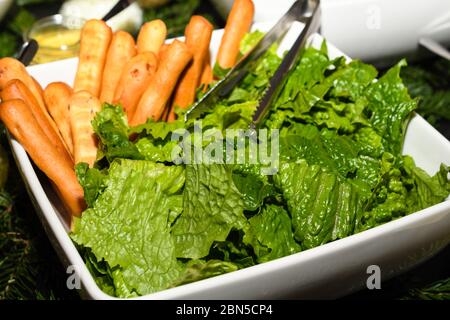 Il tabbouleh è un'insalata vegetariana di Levantine fatta principalmente di prezzemolo tritato finemente. Buffet di brunch con cucina fresca, catering, party con cena, concetto di condivisione Foto Stock