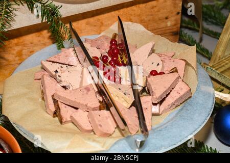 Foie gras d'anatra fette con mirtillo rosso. Selezione di piatti durante il brunch domenicale in hotel. Fresh Food buffet Brunch Catering Dining Dining Party Shari Foto Stock