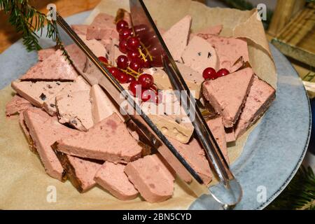 Foie gras d'anatra fette con mirtillo rosso. Selezione di piatti durante il brunch domenicale in hotel. Fresh Food buffet Brunch Catering Dining Dining Party Shari Foto Stock