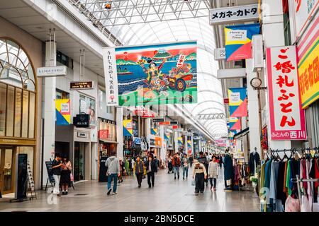 Kochi, Shikoku, Giappone - 20 aprile 2019 : via dello shopping arcade di Obiyamachi Foto Stock