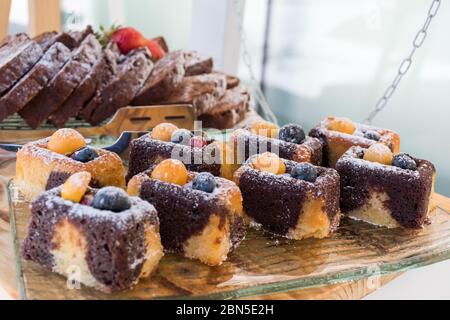 Buffet di cibi da bar a bordo piscina, durante il brunch dell'hotel, catering in giardino, evento di blogger, banchetti, matrimoni, festosi dessert dolci celebrati Foto Stock