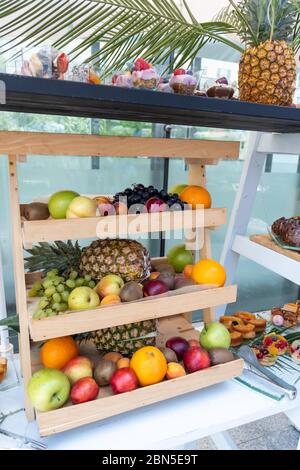 Buffet di cibi da bar a bordo piscina, durante il brunch dell'hotel, catering in giardino, evento di blogger, banchetti, matrimoni, festosi dessert dolci celebrati Foto Stock