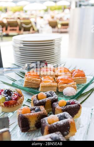 Buffet di cibi da bar a bordo piscina, durante il brunch dell'hotel, catering in giardino, evento di blogger, banchetti, matrimoni, festosi dessert dolci celebrati Foto Stock