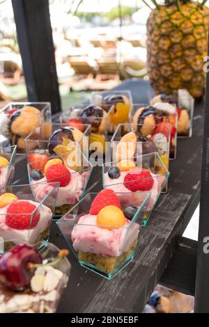 Buffet di cibi da bar a bordo piscina, durante il brunch dell'hotel, catering in giardino, evento di blogger, banchetti, matrimoni, festosi dessert dolci celebrati Foto Stock