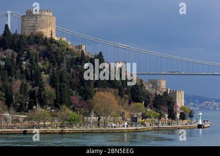 Rumeli Castello & Fatih Sultan Mehmet Ponte, Bosforo stretto, Istanbul, Turchia, Europa Foto Stock