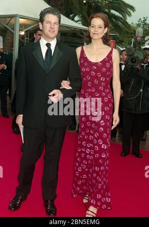 CANNES, FRANCIA. Maggio 1997: Sigourney Weaver & marito Jim Simpson al 50 ° Festival di Cannes. Foto file © Paul Smith/Featureflash Foto Stock