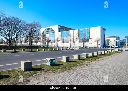 La Cancelleria federale (Bundeskanzleramt), residenza e ufficio del Cancelliere tedesco, in una strada deserta durante la chiusura del coronavirus. Foto Stock