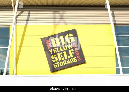 Il logo Big Yellow Self Storage Company nella parte anteriore del magazzino a South Wimbledon, Londra. Foto Stock