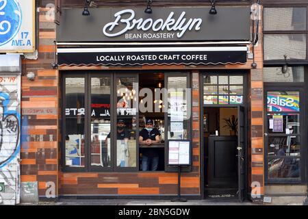 [Storefront storico] Brooklyn Bean Roaesty, 23 Avenue A, New York, New York, foto di un bar nell'East Village di Manhattan. Foto Stock