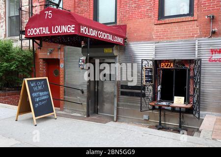 Holiday cocktail Lounge, 75 Saint Marks Place, New York, foto del negozio di New York di un cocktail lounge nel quartiere East Village di Manhattan. Foto Stock