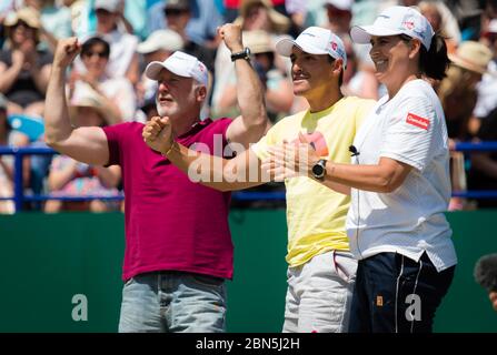 Conchita Martinez festeggia con Karolina Pliskovas Team dopo aver vinto la finale del torneo di tennis Nature Valley International WTA Premier 2019 Foto Stock