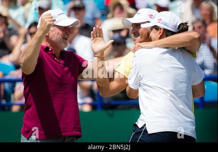 Conchita Martinez festeggia con Karolina Pliskovas Team dopo aver vinto la finale del torneo di tennis Nature Valley International WTA Premier 2019 Foto Stock