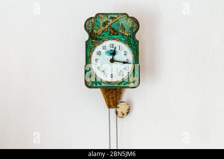 Russia - 2019, orologio vecchio con l'immagine di orsi e coni appesi al muro, Serdobsky Watch Factory, fuoco selettivo Foto Stock