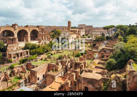 Veduta aerea del Foro Romano dal Monte Palatino, Roma, Italia Foto Stock