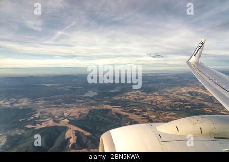 Ryanair volare e viaggiare, vista dalla finestra dell'aereo sull'ala. Foto Stock