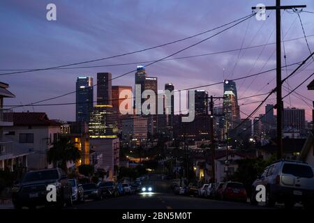 Vista al tramonto sul centro di Los Angeles con linee elettriche Foto Stock