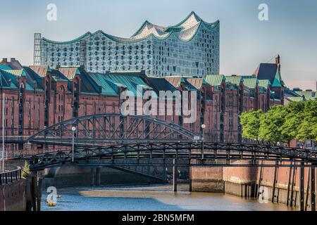 Speicherstadt con la sala concerti Elbe Philharmonic Hall, Amburgo, Germania Foto Stock