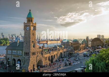 Torre dell'orologio e torre di misurazione, Landungsbruecken, St. Pauli, Amburgo Foto Stock