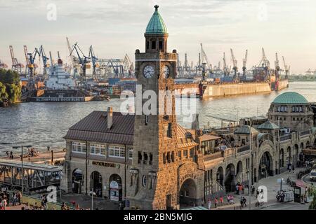 Torre dell'orologio e torre di misurazione, Landungsbruecken, St. Pauli, Amburgo Foto Stock