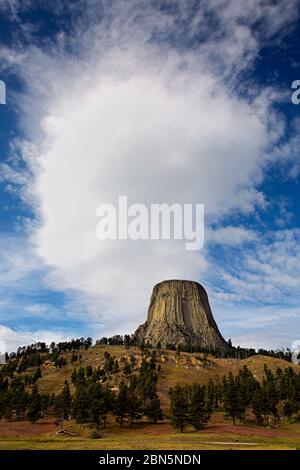 WY04229-00...WYOMING - nuvole pomeridiane che si formano sulla Torre del Diavolo nel Monumento Nazionale della Torre del Diavolo. Foto Stock
