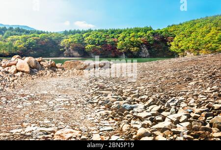 Vuoto pavimento roccioso e pulito e confortevole paesaggio naturale autunno. Foto Stock