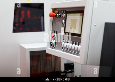 Apparecchiature industriali moderne con pannello di controllo in primo piano. Messa a fuoco selettiva. Foto Stock