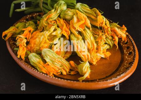 fiori di zucca freschi, flor de calabaza, appena raccolti in messico Foto Stock