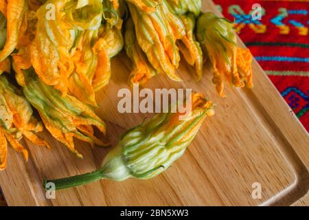 fiori di zucca freschi, flor de calabaza, appena raccolti in messico Foto Stock