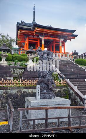 KYOTO, GIAPPONE - 18 OTTOBRE 2019: La statua del drago blu, o Seiryuu di fronte alla porta ovest del tempio Kiyomizu-dera. Seiryuu è onorato come inca Foto Stock