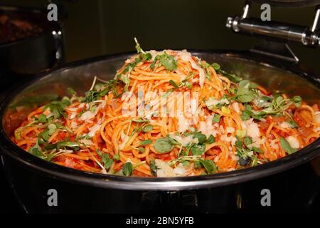 Spaghetti bolognesi con salsa di pomodoro con cipolle e sedano serviti in una grande porzione in un recipiente grande. Foto Stock