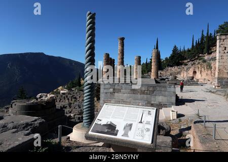 Colonna serpente (replica), altare di Chioti zona, Delfi, Grecia Foto Stock