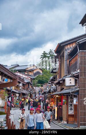 KYOTO, GIAPPONE - 18 OTTOBRE 2019: La strada affollata di gente Matsubara-dori piena di caffè e negozi di souvenir vicino al tempio Kiyomizu-dera. Kyoto. Japa Foto Stock