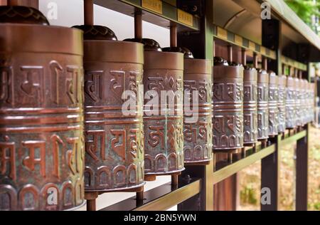 KYOTO, GIAPPONE - 18 OTTOBRE 2019: Le ruote di preghiera in metallo (molte erbacce) nel tempio Kodaiji contenente il Sutra cuore. Kyoto. Giappone Foto Stock