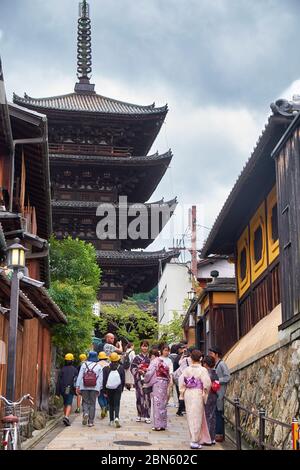 KYOTO, GIAPPONE - 18 OTTOBRE 2019: Persone vestite in kimono sulla vecchia via Higashiyama tra edifici in stile tradizionale giapponese con l'Hokan-ji Foto Stock