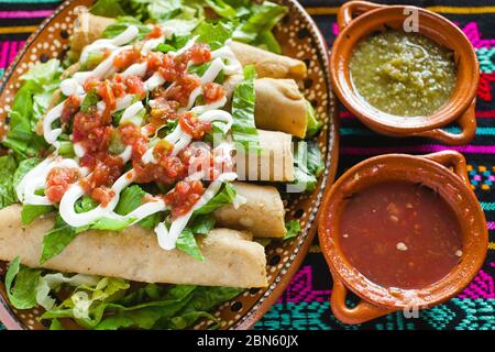 Flautas de pollo, taco dorados pollo e salsa fatto in casa cibo messicano in città del messico Foto Stock