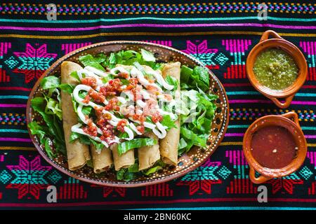 Flautas de pollo, taco dorados pollo e salsa fatto in casa cibo messicano in città del messico Foto Stock