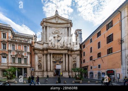 Roma, Italia - 10 03 2018: La piccola chiesa di San Marcello al corso del XVI secolo, sulla trafficata Via del corso a Roma Foto Stock