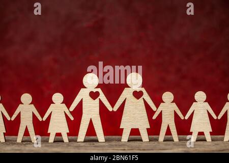 La grande famiglia. Papà e mamma e molti bambini. Foto Stock
