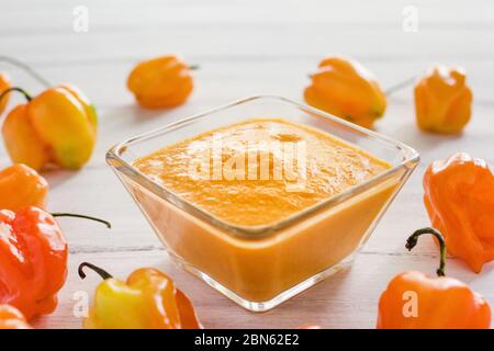 salsa habanero, salsa de chilles habaneros, piccante maturo habanero peperoncino piccante cibo messicano in messico Foto Stock