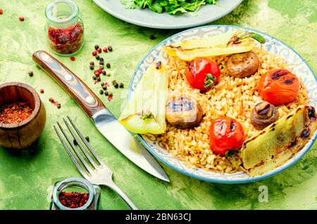 Pilaf, un piatto di cucina orientale.Turkish Pilaf con verdure alla griglia Foto Stock