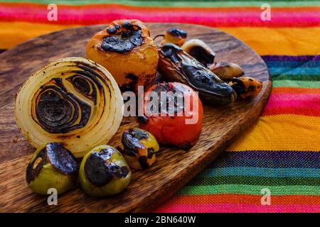i chilies bruciati per una salsa messicana piccante alimento in messico Foto Stock