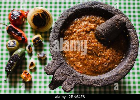 Salsa Tatemada, salsa messicana fatta con i chilies bruciati in messico Foto Stock