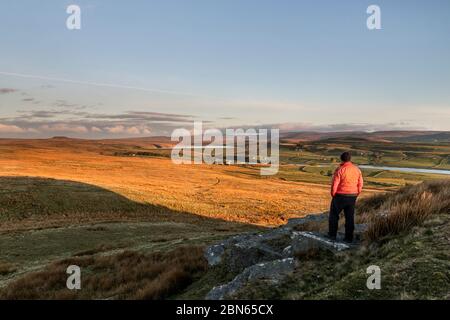 Teesdale, County Durham, Regno Unito. 13 maggio 2020. Meteo Regno Unito. Era un inizio fresco ma chiaro alla giornata nei Pennines del Nord il primo giorno le restrizioni di blocco sono state allentate. Questa persona celebrata da soggiorno locale alla sua zona e appena diretto a poche centinaia di metri dalla strada per godere della vista spettacolare del sole che sorge sulla valle. Credit: David Forster/Alamy Live News Foto Stock