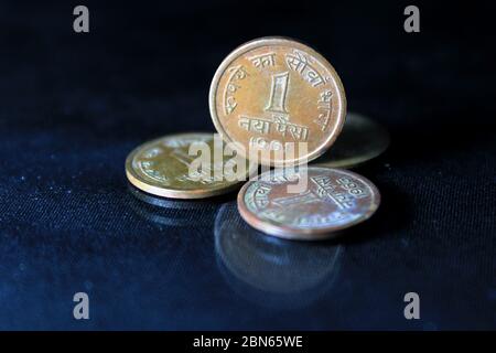 Una vecchia moneta indiana una paisa isolato su sfondo nero. Un closeup immagine di una moneta di paise naiya 1959, 1961, 1963. Foto Stock