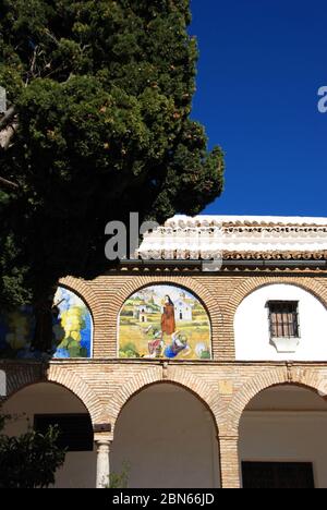 Vista sui chiostri del cortile del Convento di Santa Clara, Estepa, Provincia di Siviglia, Andalusia, Spagna, Europa occidentale. Foto Stock