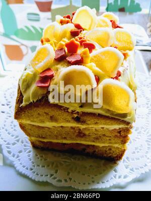 torta di tronchi di limone, retroilluminato, luce finestra e colori luminosi, dolci al limone per decorazione sulla parte superiore Foto Stock