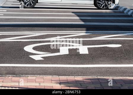 Spazio o posto auto per disabili. Foto Stock