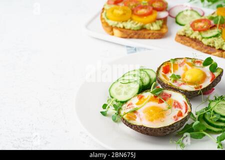 uova cotte in avocado, toast, colazione, closeup, spazio per fotocopie Foto Stock